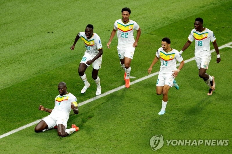 에콰도르전에서 승리하고 자축하는 세네갈 선수단 [사진=연합뉴스]