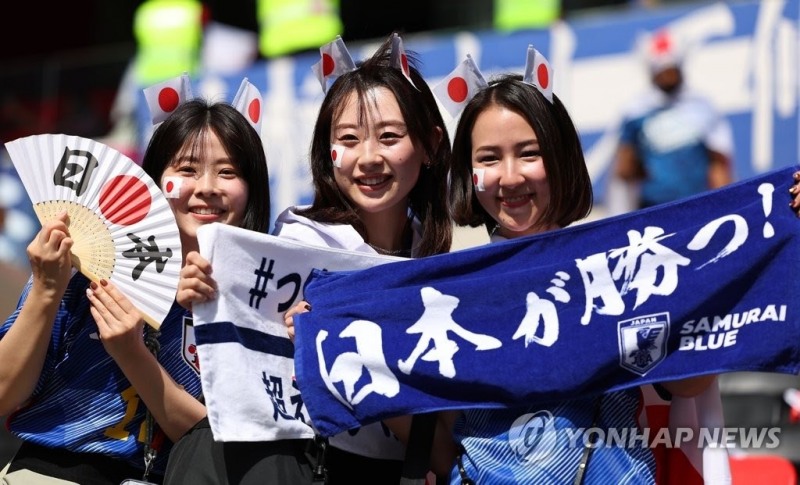 &quot;일본이 이긴다&quot; 일본 축구 팬들이 자국 팀을 응원하고 있다.