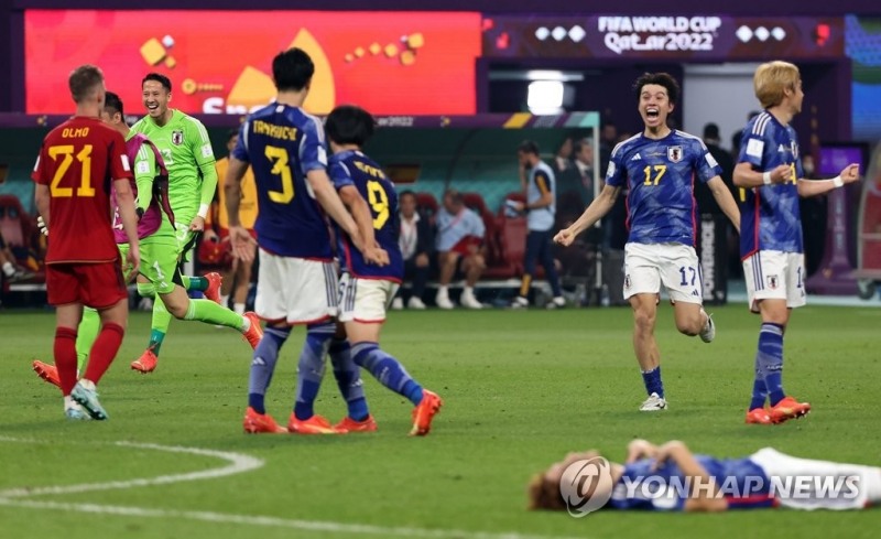 (알라이얀=연합뉴스) 2일 오전(한국시간) 카타르 알라이얀의 칼리파 인터내셔널 스타디움에서 열린 2022 카타르 월드컵 조별리그 E조 3차전 일본과 스페인 경기.2-1 승리를 거둔 일본의 역전골 주인공 다나카 아오(17번) 등 선수들이 경기 종료 뒤 환호하고 있다.
