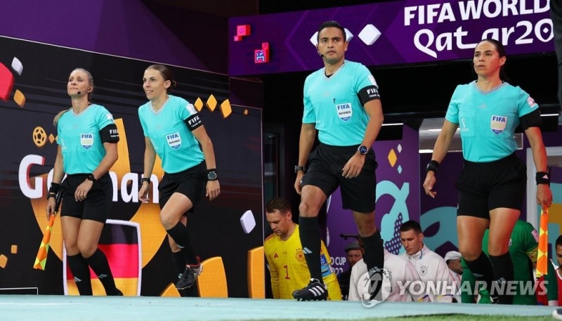 (알코르=연합뉴스) 1일(현지시간) 카타르 알코르 알바이트 스타디움에서 열린 2022 카타르 월드컵 조별리그 E조 3차전 코스타리카와 독일의 경기. 스테파니 프라파르 주심(왼쪽 두번째)를 비롯해 선심 및 대기심이 경기장에 들어서고 있다.프라파르는 월드컵 역사상 처음으로 본선 경기 공식 심판으로 나선 여성으로 기록됐다.왼쪽부터 네우사 백 부심, 프라파르 주심, 사이드 마르티네스 대기심, 카렌 디아스 메디나 부심.