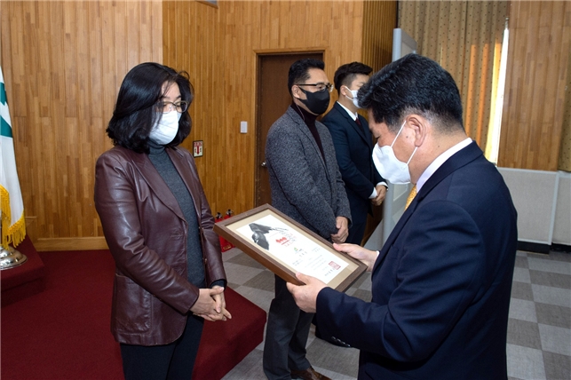 김경순 포도건축사사무소 대표가 ‘제11회 제천시 자랑스런 건축상’ 시상식에서 상패를 받고 있다. (사진=포도건축사사무소)