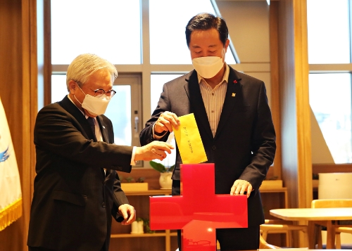 특별회비 기탁 모습 / 사진 제공 = 대한적십자사