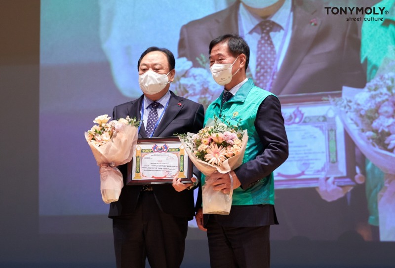 토니모리 배해동 회장, 라오스 농림청장 감사장 수령