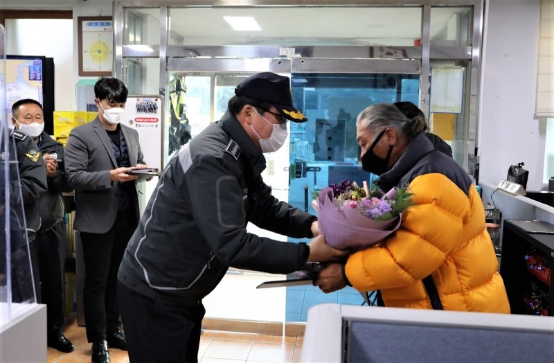 이종욱 목포해양경찰서장이 좌초선박 인명구조에 도움을 준 어민에게 감사장과 꽃다발을 수여하는 모습 (사진제공 = 목포해양경찰서)