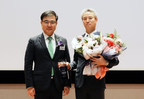 2022 ESG 우수기업 시상식 관련 사진(우측 탁현수 한난 부사장) / 사진 제공 : 한난