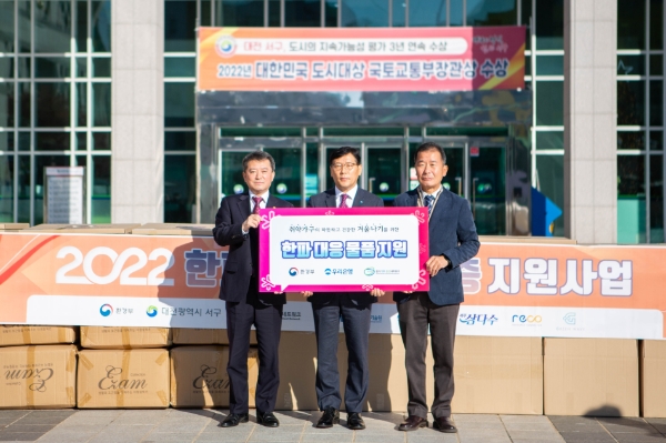 우리은행(은행장 이원덕)은 지난 2일 대전광역시 서구청에서 겨울철 한파에 취약한 기후변화 취약계층 지원을 위해 환경부와 함께 한파대응물품 전달식을 가졌다. 왼쪽부터 유제철 환경부 차관, 이재후 우리은행 대전충청영업본부 본부장, 이우균 한국기후환경네트워크 상임대표가 기념촬영을 하고 있다. / 사진 제공 : 우리은행