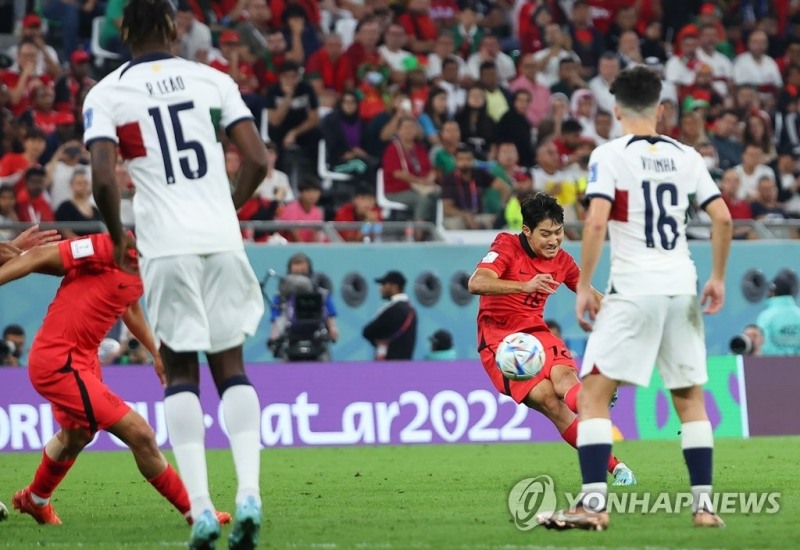 (알라이얀=연합뉴스) 3일 오전(한국시간) 카타르 알라이얀의 에듀케이션 시티 스타디움에서 열린 2022 카타르 월드컵 조별리그 H조 3차전 대한민국과 포르투갈 경기. 후반 한국 이강인이 프리킥을 차고 있다.