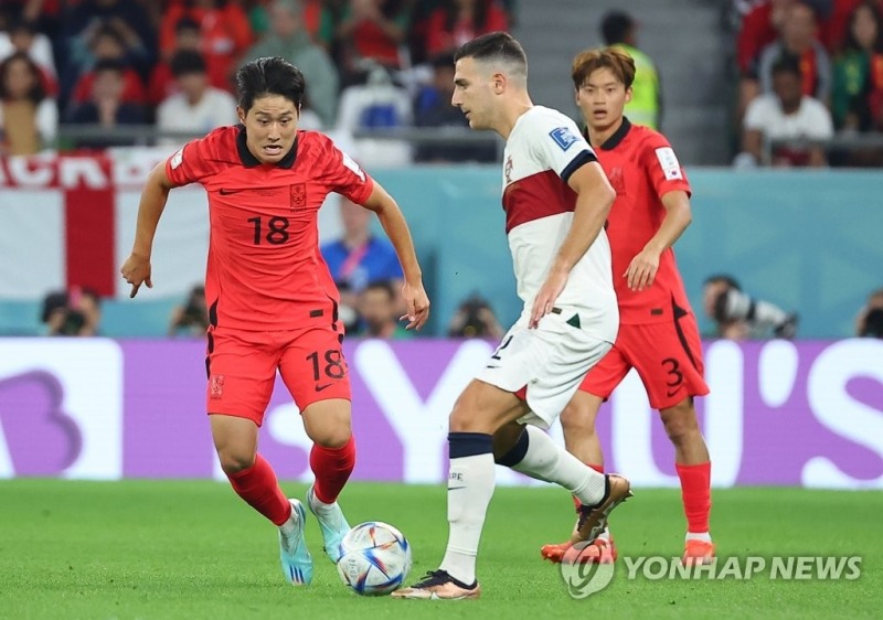 (알라이얀=연합뉴스) 3일 오전(한국시간) 카타르 알라이얀의 에듀케이션 시티 스타디움에서 열린 2022 카타르 월드컵 조별리그 H조 3차전 대한민국과 포르투갈 경기. 한국 이강인이 공을 바라보며 포르투갈 선수를 압박하고 있다.