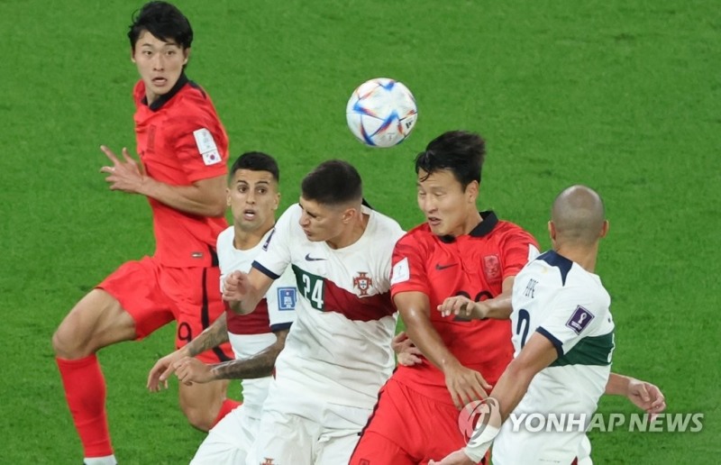 대한민국과 포르투갈 경기에서 후반 권경원이 공중볼 다툼을 벌이고 있다. [사진=연합뉴스] 
