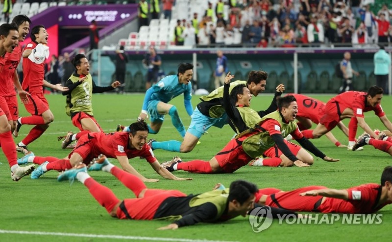 (알라이얀=연합뉴스)  3일 오전(한국시간) 카타르 알라이얀의 에듀케이션 시티 스타디움에서 열린 2022 카타르 월드컵 조별리그 H조 3차전 대한민국과 포르투갈 경기. 포르투갈을 2-1로 이기며 16강 진출에 성공한 한국 선수들이 세리머니를 하고 있다.