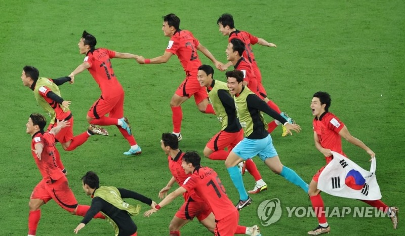 포르투갈 경기에서 승리를 거두며 16강 진출에 성공한 한국 선수들이 기뻐하며 그라운드를 내달리고 있다. [사진=연합뉴스] 