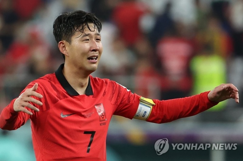 (알라이얀=연합뉴스) 3일 오전(한국시간) 카타르 알라이얀의 에듀케이션 시티 스타디움에서 열린 2022 카타르 월드컵 조별리그 H조 3차전 대한민국과 포르투갈 경기에서 승리를 거두며 16강 진출에 성공한 대표팀 손흥민이 울먹이며 기뻐하고 있다.