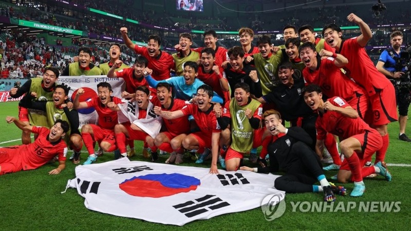 (알라이얀=연합뉴스) 3일 오전(한국시간) 카타르 알라이얀의 에듀케이션 시티 스타디움에서 열린 2022 카타르 월드컵 조별리그 H조 3차전 대한민국과 포르투갈 경기. 포르투갈을 2-1로 이기며 16강 진출에 성공한 한국 선수들이 기뻐하며 기념촬영을 하고 있다. 