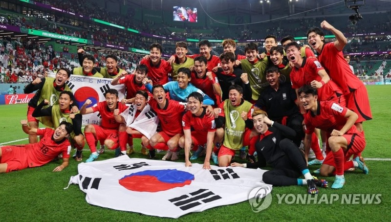 포르투갈을 이기고 16강 진출에 성공한 한국 선수들이 기뻐하고 있다. [사진=연합뉴스] 