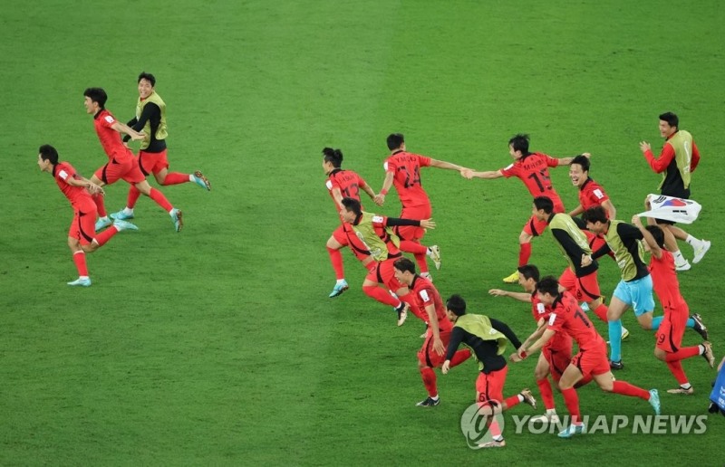 (알라이얀=연합뉴스) 3일 오전(한국시간) 카타르 알라이얀의 에듀케이션 시티 스타디움에서 열린 2022 카타르 월드컵 조별리그 H조 3차전 대한민국과 포르투갈 경기. 한국팀이 16강 진출이 확정되자 환호하고 있다.