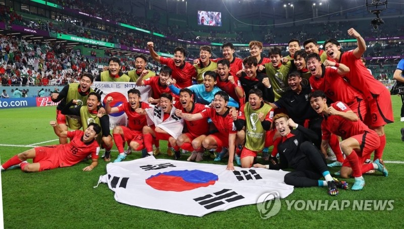 (알라이얀=연합뉴스) 3일 오전(한국시간) 카타르 알라이얀의 에듀케이션 시티 스타디움에서 열린 2022 카타르 월드컵 조별리그 H조 3차전 대한민국과 포르투갈 경기에서 2-1 승리를 거두며 조2위로 16강 진출에 성공한 대표팀 선수들이 기뻐하고 있다.