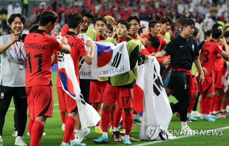 (알라이얀=연합뉴스) 3일 오전(한국시간) 카타르 알라이얀의 에듀케이션 시티 스타디움에서 열린 2022 카타르 월드컵 조별리그 H조 3차전 대한민국과 포르투갈 경기. 2-1로 승리한 한국 선수들이 태극기를 준비하고 있다.