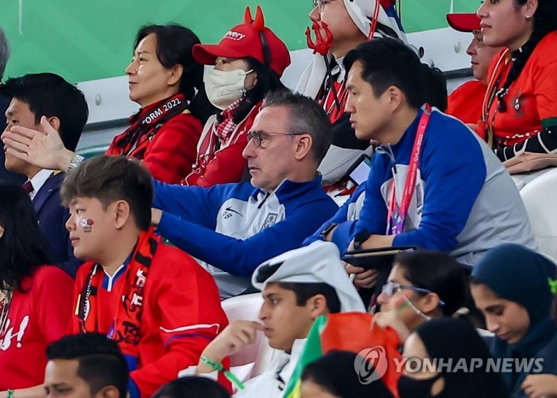 (알라이얀=연합뉴스) 3일 오전(한국시간) 카타르 알라이얀의 에듀케이션 시티 스타디움에서 열린 2022 카타르 월드컵 조별리그 H조 3차전 대한민국과 포르투갈 경기. 파울루 벤투 감독이 VIP석에서 경기를 지켜보고 있다.