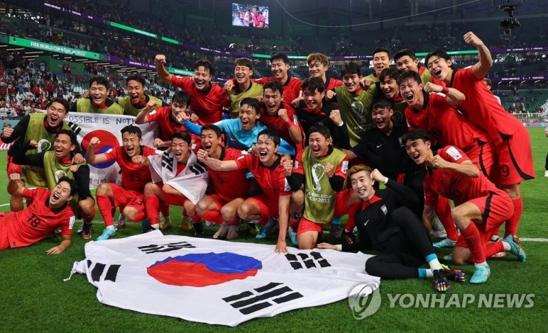 포르투갈 경기에서 승리를 거두며 16강 진출에 성공한 한국 대표팀 선수들이 기뻐하며 그라운드에서 기념촬영을 하고 있다. [사진=연합뉴스] 