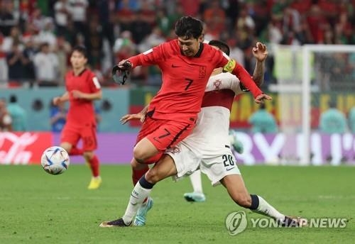 손흥민이 마스크를 벗은 채 뛰고 있다.
