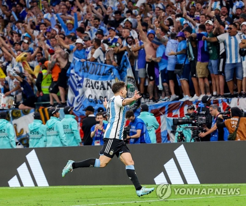 아르헨티나 훌리안 알바레스가 메시의 선취골에 이어 추가 득점한 뒤 기뻐하고 있다. [사진=연합뉴스] 