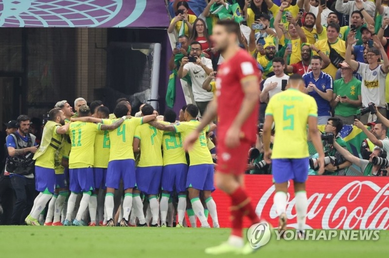 (루사일=연합뉴스) 2022 카타르 월드컵 조별리그 G조 1차전 브라질 대 세르비아 경기. 선제골을 넣은 브라질의 히샤를리송과 선수들이 기뻐하고 있다.