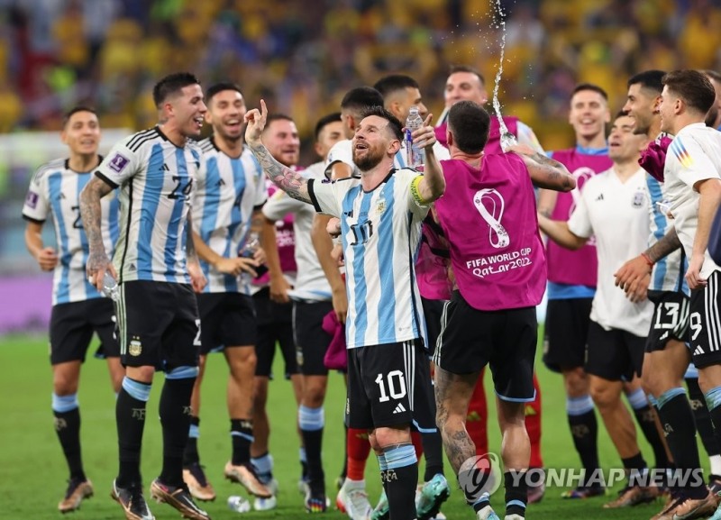 (알라이얀=연합뉴스) 3일 오후(현지시간) 카타르 알라이얀 아흐마드 빈 알리 스타디움에서 열린 2022 카타르 월드컵 16강전 아르헨티나와 호주의 경기에서 2-1로 승리를 거둔 아르헨티나 메시가 동료들과 기뻐하고 있다.