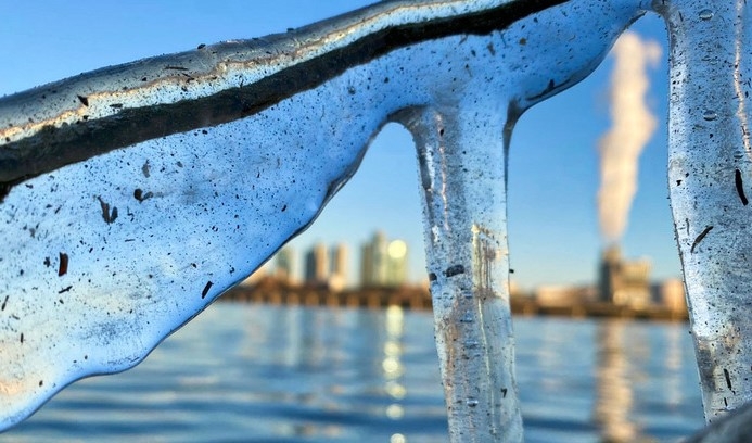 수도권 지역에 한파가 계속되고 있는 지난 2일 오전 서울 여의도 한강변에 고드름이 얼어있다.