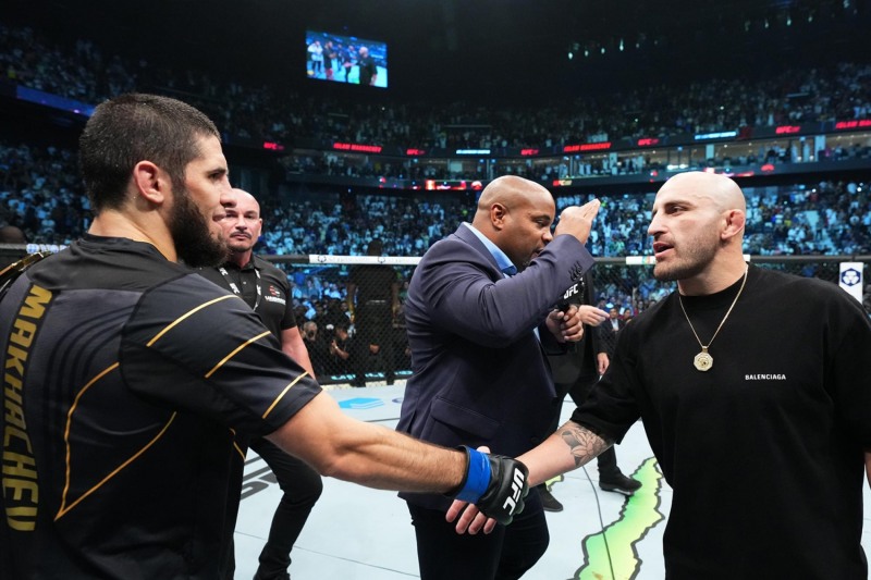 마카체프가 챔피언이 된 직후 악수를 나누며 싸우기로 한 마카체프(오른쪽)와 볼카노프스키(사진=UFC)