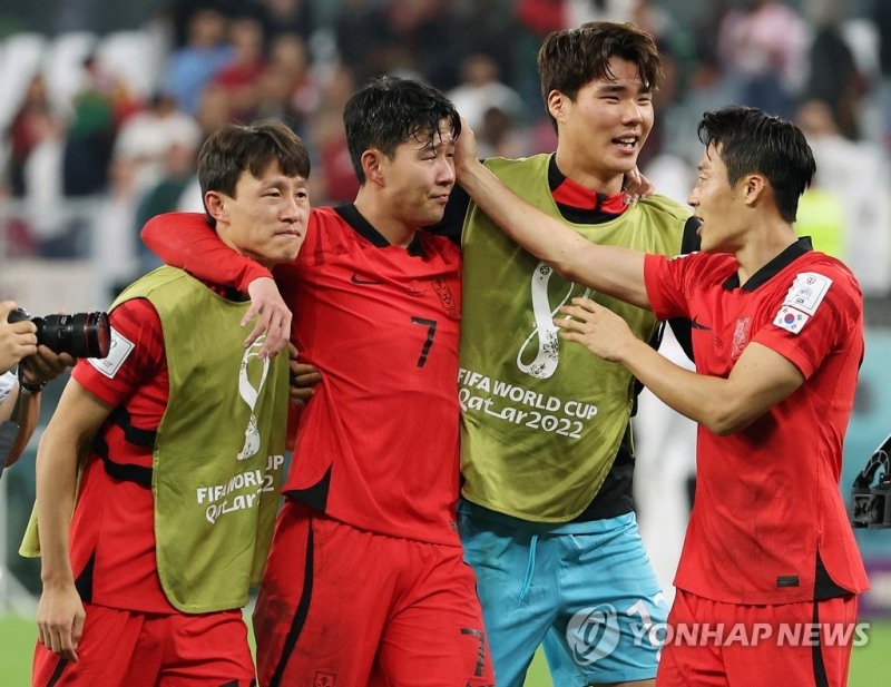 손흥민 등 한국선수들이 월드컵 16강 진출을 확정한 후 감격해 하고 있다. [사진=연합뉴스] 
