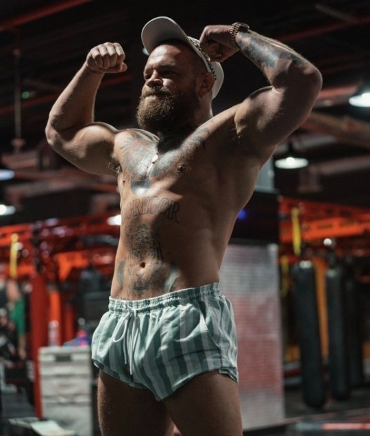 벌크업된 맥그리거의 사진이 포토샵 처리됐다는 주장이 나왔다.