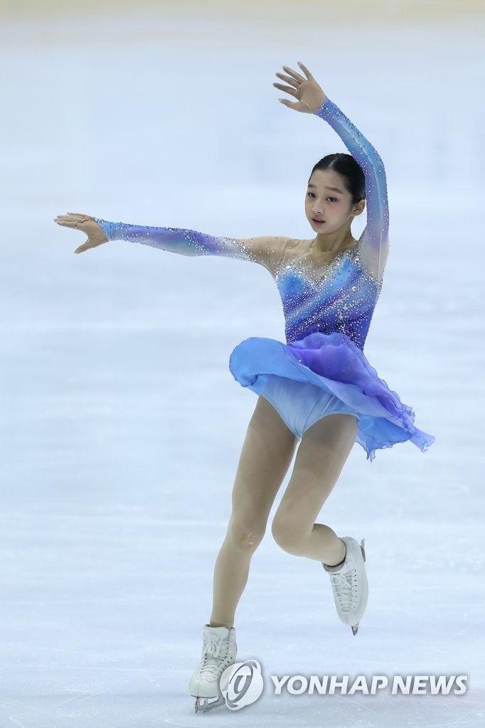 (의정부=연합뉴스) 4일 의정부실내빙상장에서 열린 2022 전국남녀 피겨스케이팅 회장배 랭킹 대회 및 국가대표 1차 선발전 여자 프리 스케이팅에서 신지아(영동중)가 연기를 펼치고 있다.