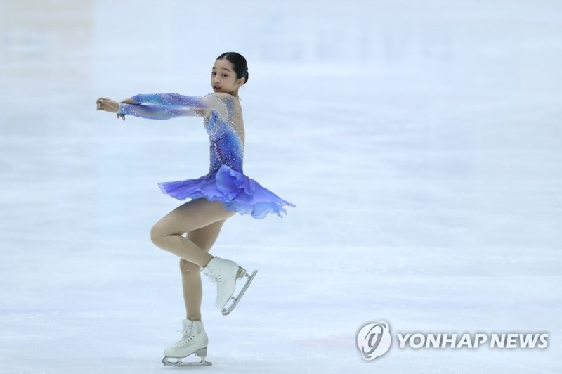 (의정부=연합뉴스) 4일 의정부실내빙상장에서 열린 2022 전국남녀 피겨스케이팅 회장배 랭킹 대회 및 국가대표 1차 선발전 여자 프리 스케이팅에서 신지아(영동중)가 연기를 펼치고 있다.