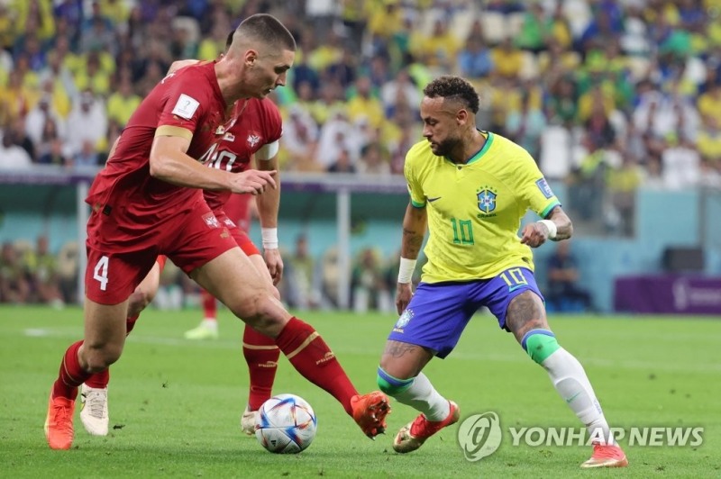 (루사일=연합뉴스) 지난달 24일 오후(현지시간) 카타르 루사일 스타디움에서 열린 2022 카타르 월드컵 조별리그 G조 1차전 브라질 대 세르비아 경기. 브라질의 네이마르가 세르비아의 니콜라 밀렌코비치 등 수비수들 사이로 돌파를 시도하고 있다.
