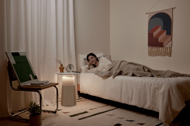 LG전자가 나만의 맞춤 디자인과 다양한 편의 기능으로 차별화된 고객경험을 제공하는 신개념 테이블형 공기청정기 ‘LG 퓨리케어 오브제컬렉션 에어로퍼니처’를 이달 14일 출시한다. 신제품은 테이블로 활용 가능한 컴팩트한 디자인으로 고객 라이프 스타일에 맞춰 침실, 서재 등 다양한 공간에서 편리하게 사용할 수 있다. (사진 = LG전자 제공)