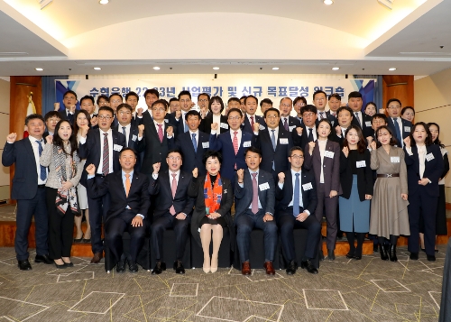 강신숙 수협은행장이 지난 2일, 부산광역시를 찾아 부산경남광역본부 산하 임직원들을 초청해 만찬을 함께 하는 ‘찾아가는 현장경영’을 진행했다. 사진은 강 행장(앞줄 가운데)이 만찬에 앞서 직원들과 기념촬영을 하는 모습. / 사진 제공 = Sh수협은행