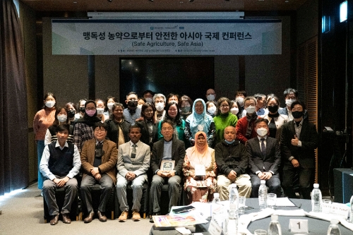 금융산업공익재단 박준식 이사장(앞줄 왼쪽에서 4번째)이 2022년 11월 30일, 코트야드 메리어트 호텔에서 열린 ‘맹독성 농약으로부터 안전한 아시아’ 국제 콘퍼런스에 참석한 국내‧외 참석자들과 기념촬영을 하고 있다. / 사진 제공 = 금융산업공익재단
