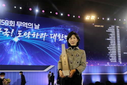 김정수 삼양식품 대표 부회장이 5일 오전 삼성동 코엑스에서 열린 '제59회 무역의 날' 기념식에서 4억불 수출의 탑을 수상하고 기념 사진을 촬영하고 있다. / 사진 제공 = 삼양식품