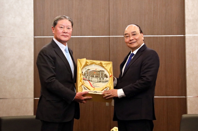 5일 서울 소공동 롯데호텔에서 GS건설 최고경영진이 베트남 정부 관계자들과 경제협력 방안을 논의한 후 허명수 GS건설 상임고문(사진 왼쪽)과 응우옌 쑤언 푹 베트남 국가주석이 기념촬영을 하고 있는 모습. (사진 = GS건설 제공)