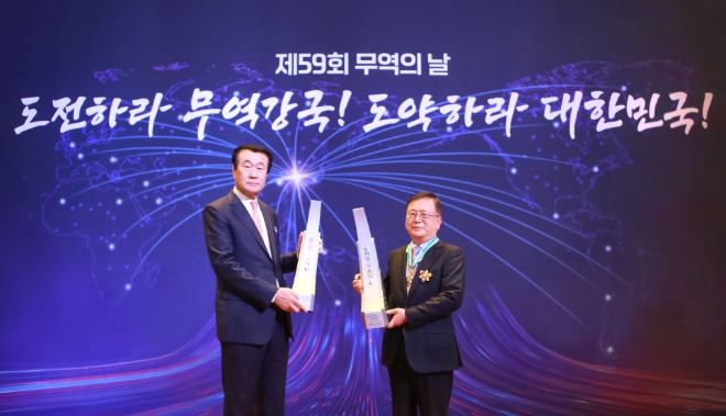 5일, 금호미쓰이화학 온용현 대표(왼쪽)와 금호폴리켐 김선규 대표(오른쪽)가 제 59회 무역의 날 기념식에서 수출의 탑 수상 기념 촬영을 하고 있는 모습. (사진 = 금호석유화학그룹 제공)