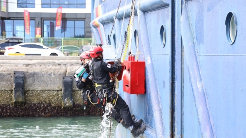 구조대 파공봉쇄 훈련 (사진제공 = 여수해양경찰서)
