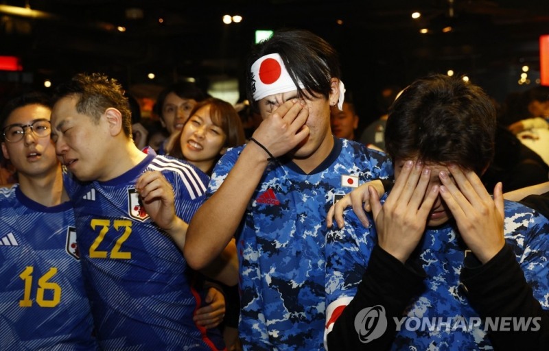 일본이 승부차기 끝에 크로아티아에 져 16강전에서 탈락하자 일본 응원단이 실망하고 있다. [사진=연합뉴스] 
