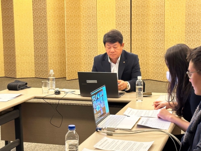 ‘제 6회 아시아신협 리더십 프로그램’에 참석한 김윤식 신협중앙회장(정면)이 참석자들을 독려하고 있다