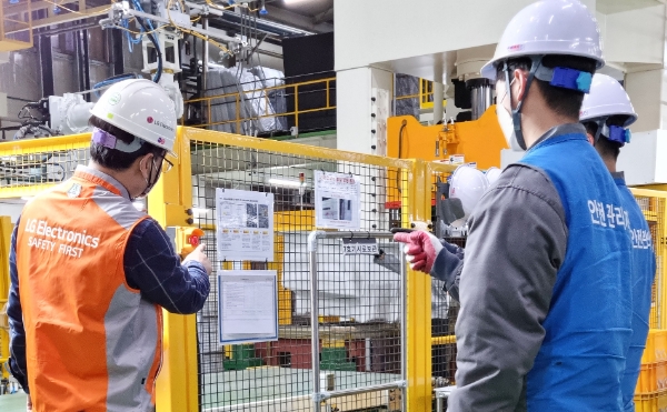 LG전자가 이달 16일까지 협력사 사업장 내외부에 화재나 안전사고의 위험이 있는지 직접 점검 활동을 펼치며 협력사의 화재·안전사고 예방을 지원한다. LG전자 안전관리 담당자(왼쪽 첫 번째)가 경남 창원에 위치한 협력사 '스타리온성철'에서 다관절 로봇의 안전장치 버튼이 정상 동작하는지 점검하고 있다. / 사진 제공 = LG전자