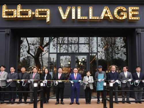 제너시스BBQ 그룹 윤홍근 회장(왼쪽에서 일곱번째), 제너시스BBQ그룹 윤경주 부회장겸 대표(왼쪽에서 여덟번째) / 사진 제공 = BBQ치킨