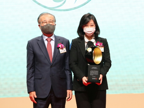 6일 서울시 중구에 위치한 신라호텔에서 개최된 '2022 한국의경영대상'에서 (왼쪽)한정화 한국능률협회컨설팅 한국의경영대상 심사위원장과 (오른쪽)오순영 KB국민은행 AI금융센터장이 기념촬영을 하고 있다. / 사진 제공 = KB국민은행