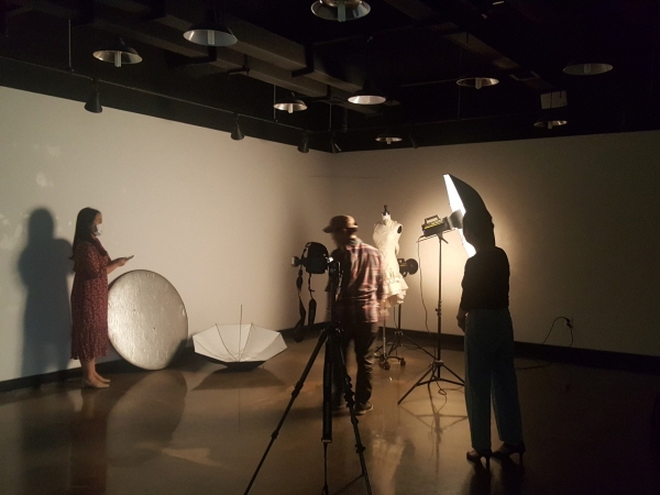 사진=서울디지털대학교 패션학과 학생들이 본교 전시실에서 패션드레이핑 작품을 촬영하고 있다. 제공=서울디지털대