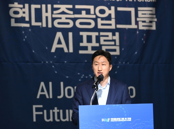 HD현대 정기선 사장이 6일(화) 서울대학교 글로벌공학교육센터에서 개최된 AI 분야 산학연 포럼 ‘현대중공업그룹 AI포럼’(HAIF)에 참석해 개회사를 하고 있다. / 사진 제공 = 현대중공업그룹