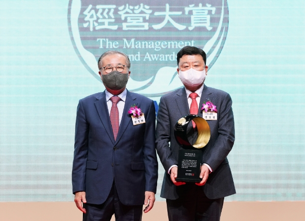 6일 서울 중구 신라호텔에서 열린 '2022 한국의경영대상' 시상식에서 '한국의 상생경영 리더' 상을 수상한 편정범 교보생명 대표이사 사장(오른쪽)이 한정화 한국능률협회컨설팅 한국의경영대상 심사위원장과 기념촬영을 하고 있다. / 사진 제공 : 교보생명