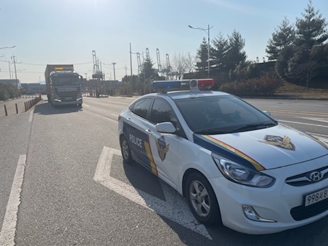 광양항 긴급화물 호송지원에 나선 광양파출소 순찰차 모습 (사진제공 = 여수해양경찰서)